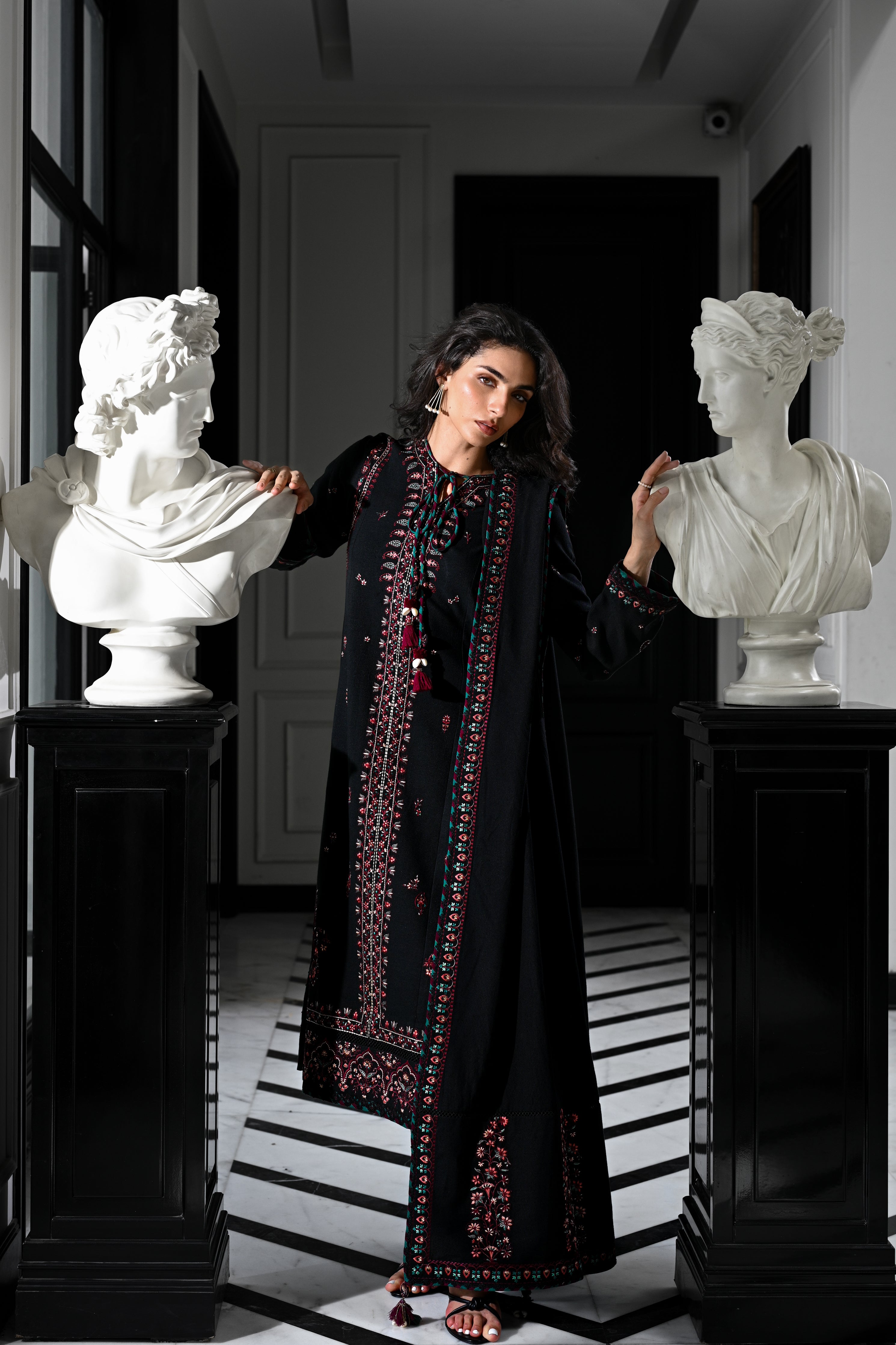 BLACK KASHMIRI LUXURY EMBROIDERED KARANDI SET (NEL-25624)