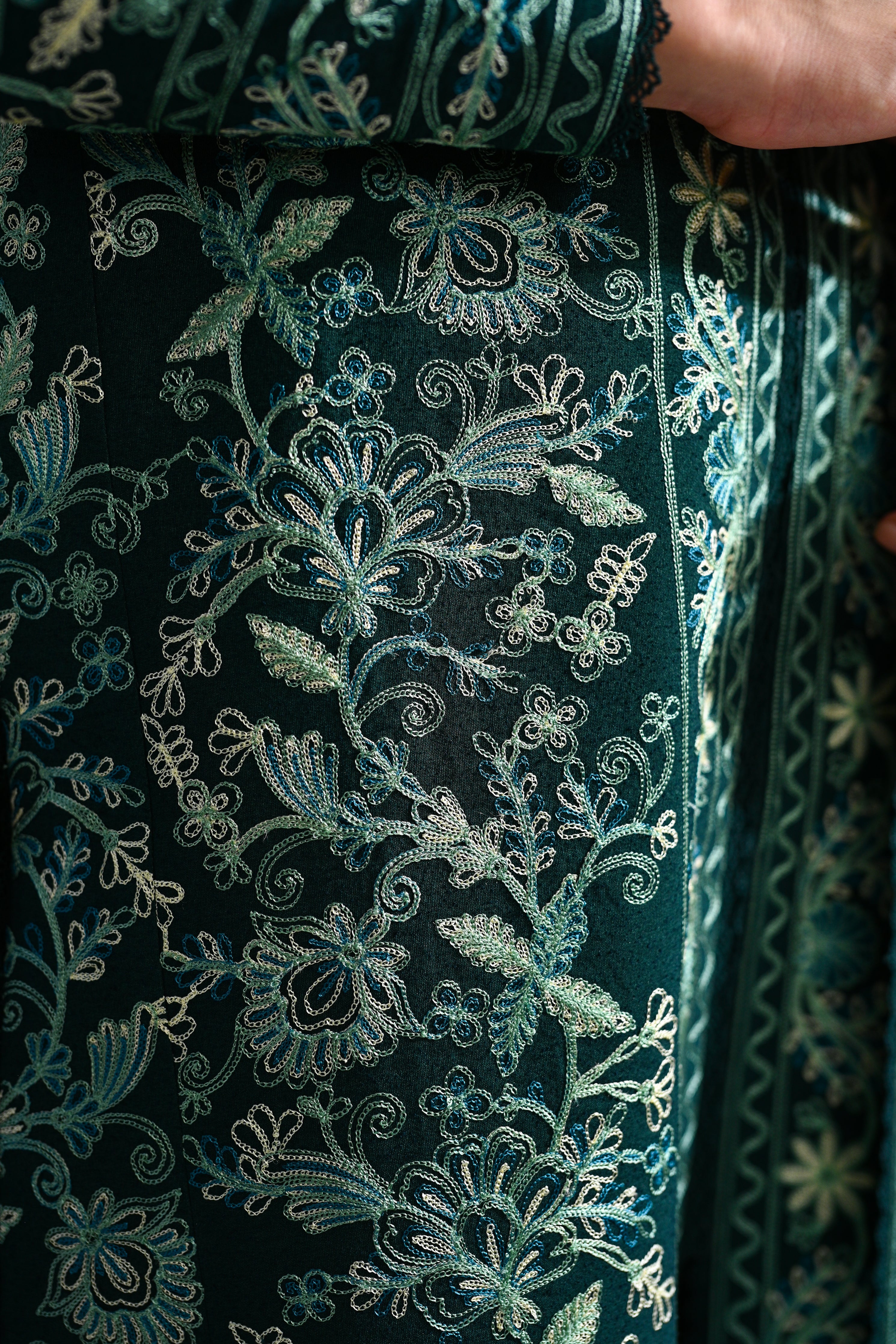 EMERALD GREEN LUXURY AARI EMBROIDERED KARANDI SET (NEL-25636)