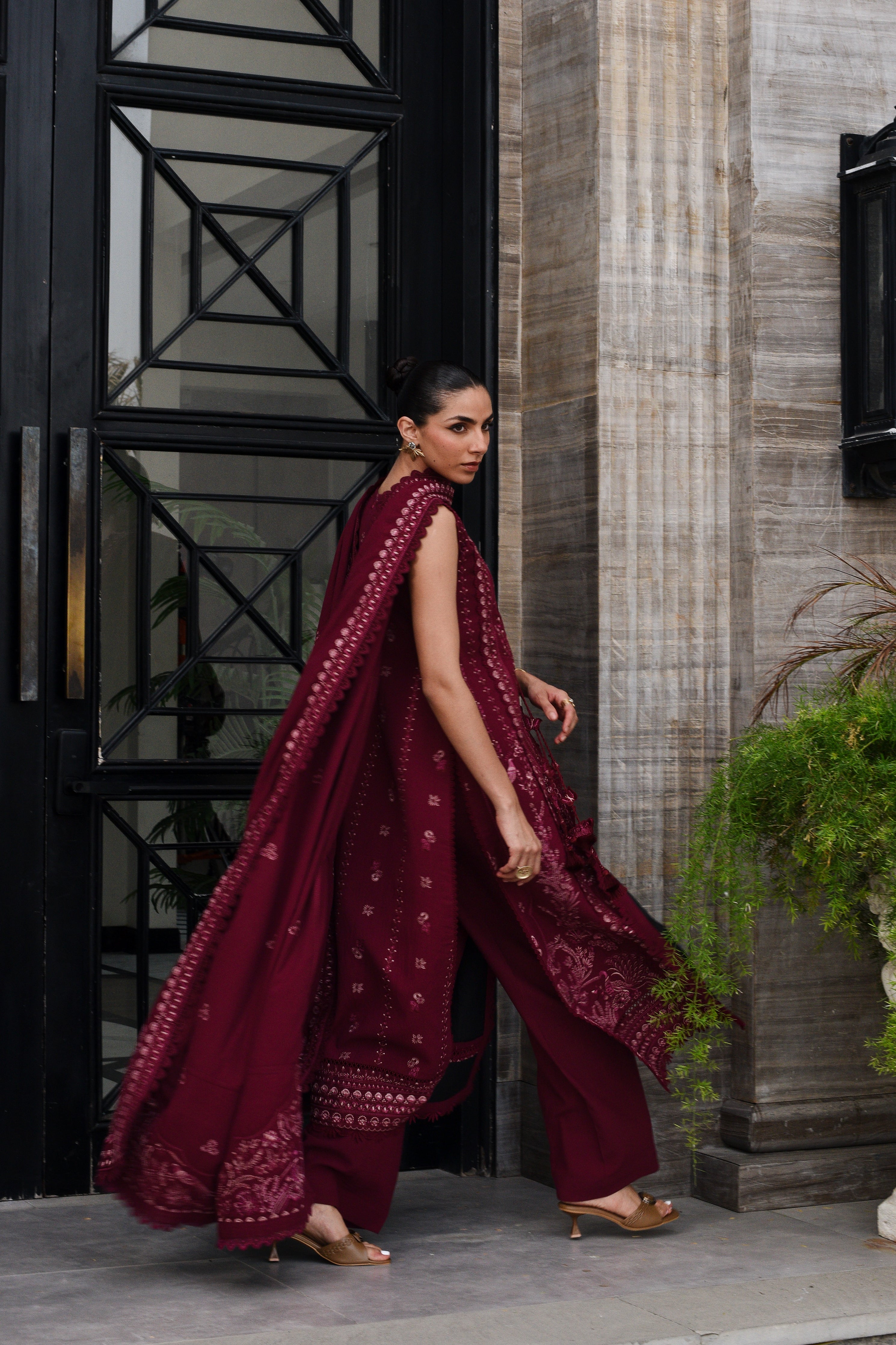 BURGUNDY LUXURY EMBROIDERED KARANDI SET (NEL-25630)