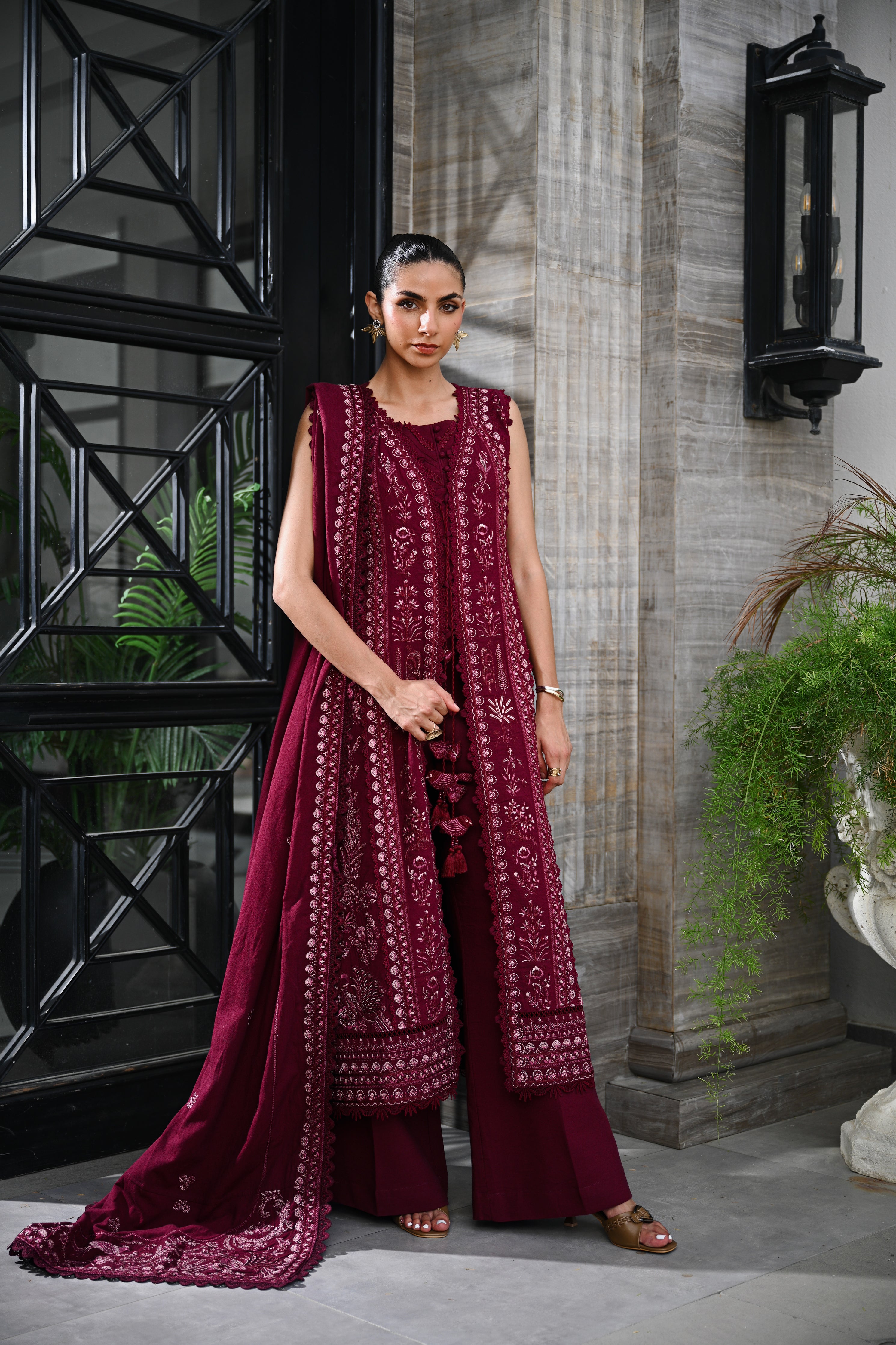BURGUNDY LUXURY EMBROIDERED KARANDI SET (NEL-25630)