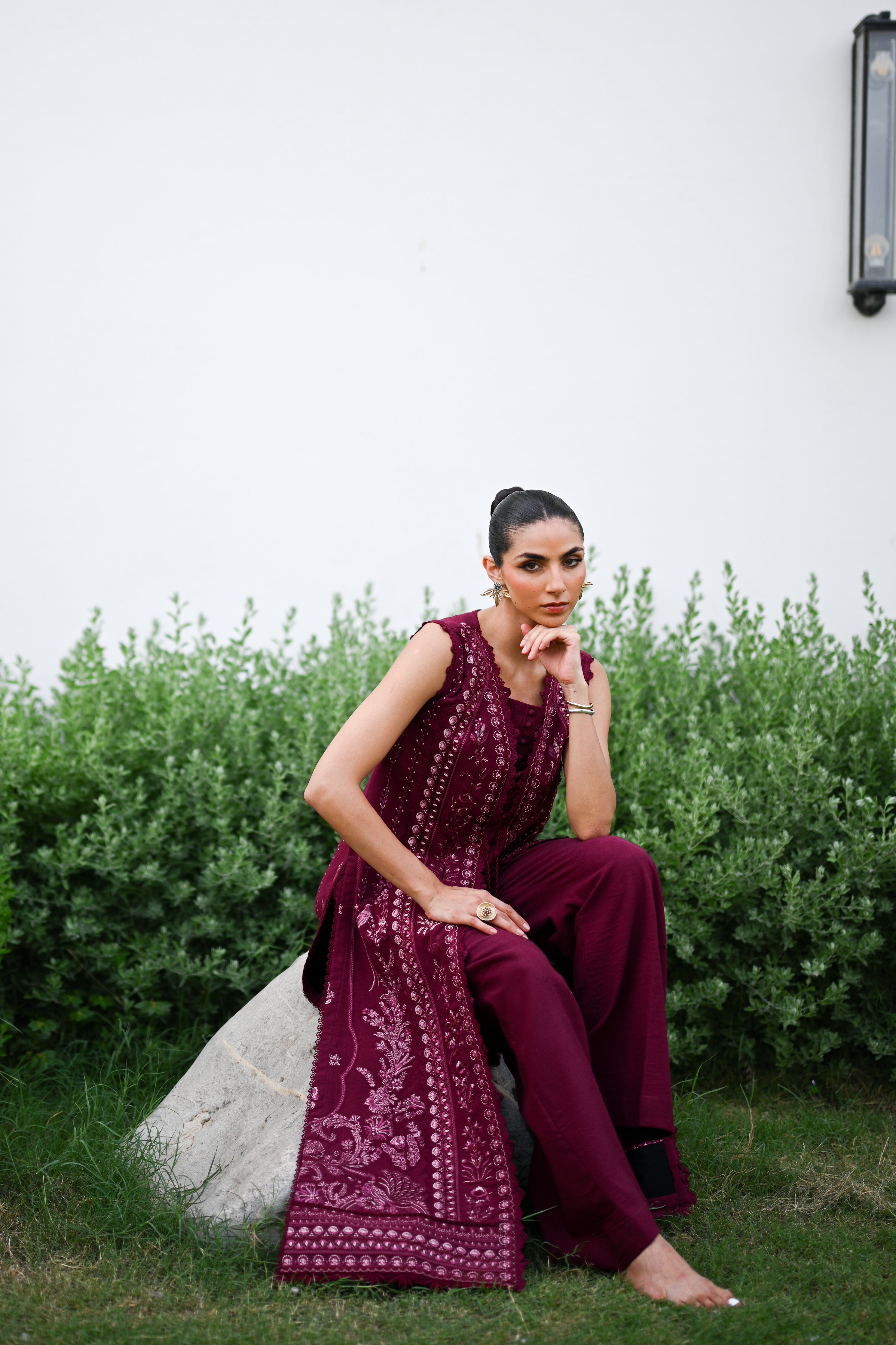 BURGUNDY LUXURY EMBROIDERED KARANDI SET (NEL-25630)