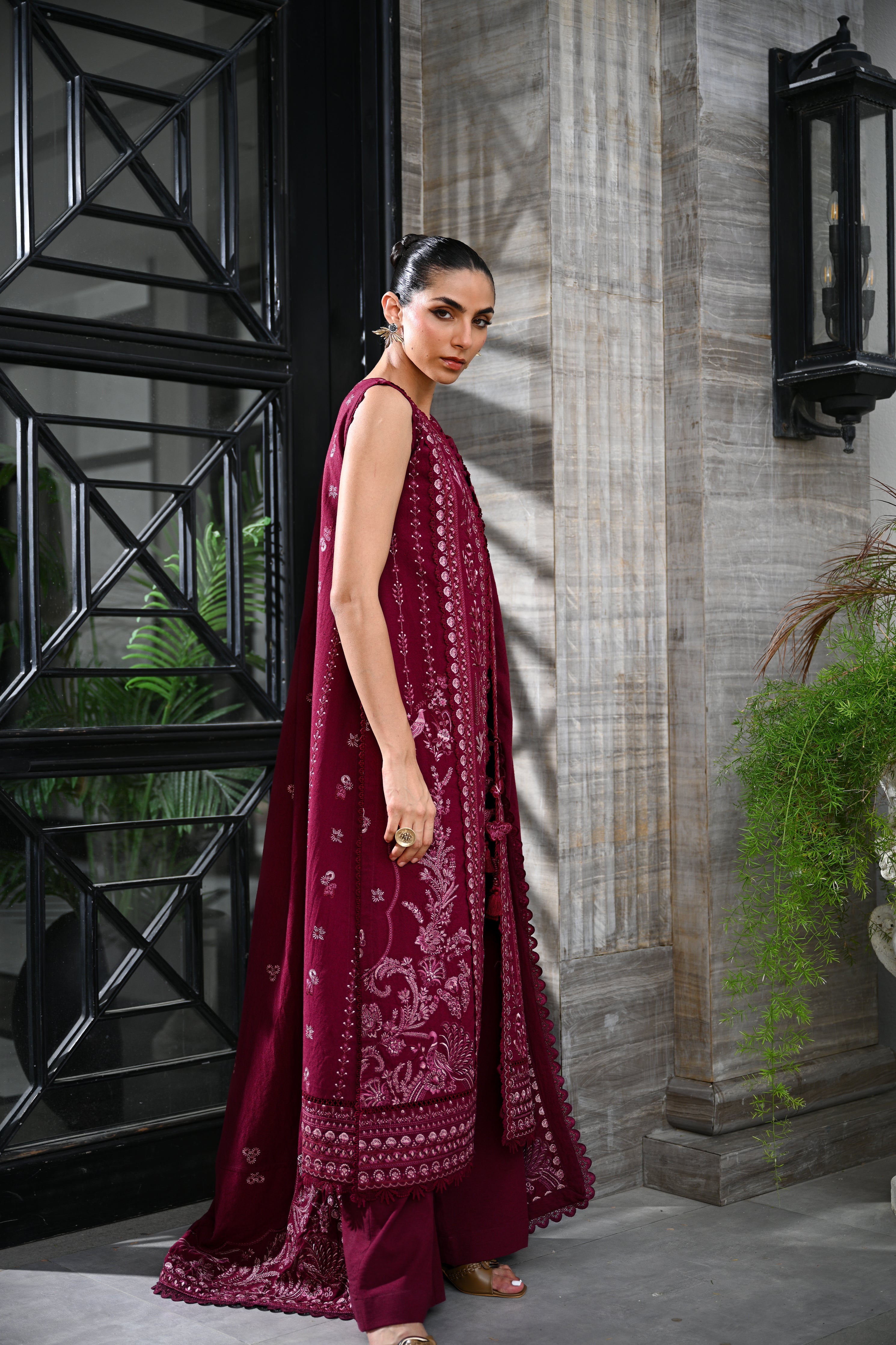 BURGUNDY LUXURY EMBROIDERED KARANDI SET (NEL-25630)