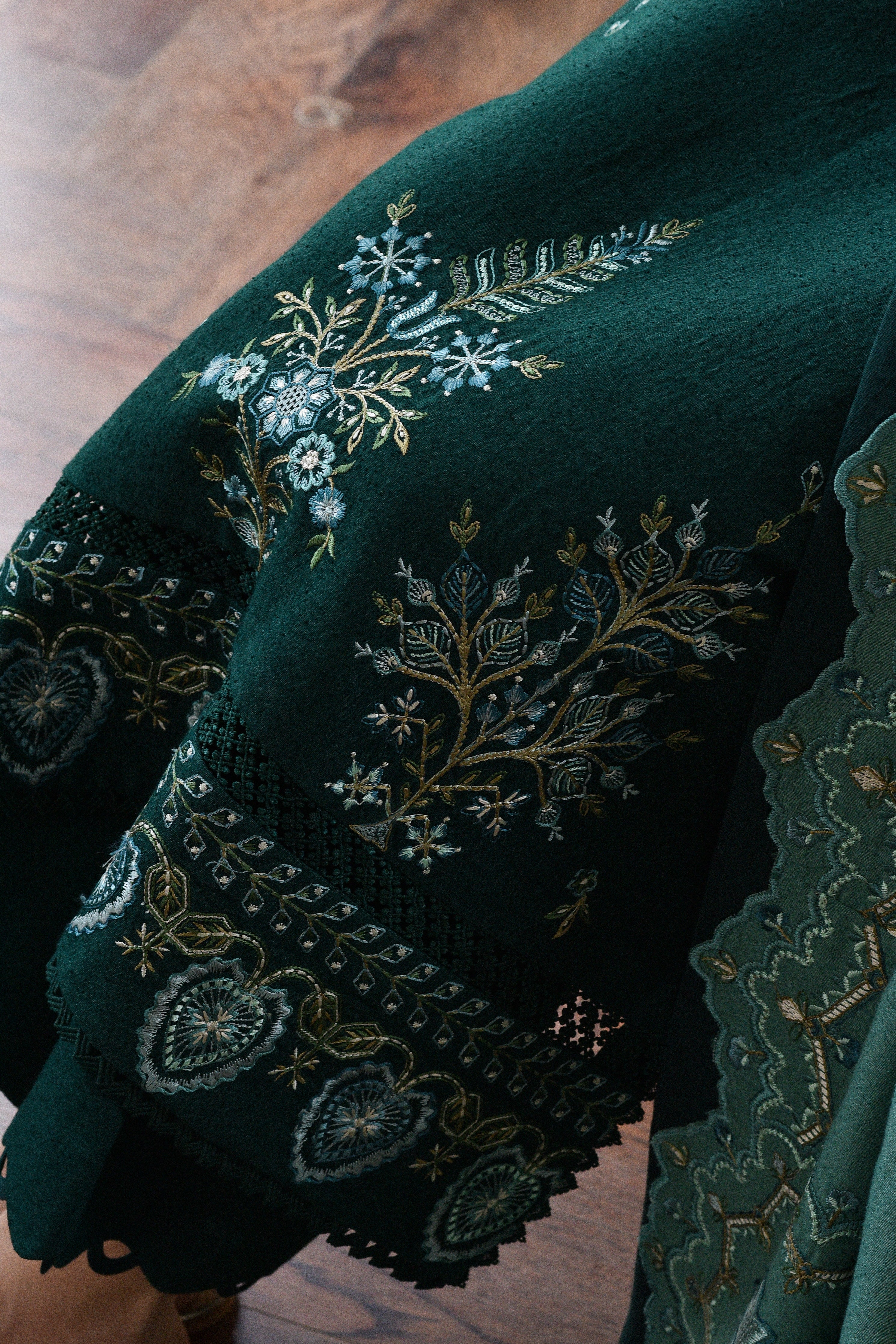 EMERALD GREEN LUXURY EMBROIDERED KARANDI SET (NEL-25623)