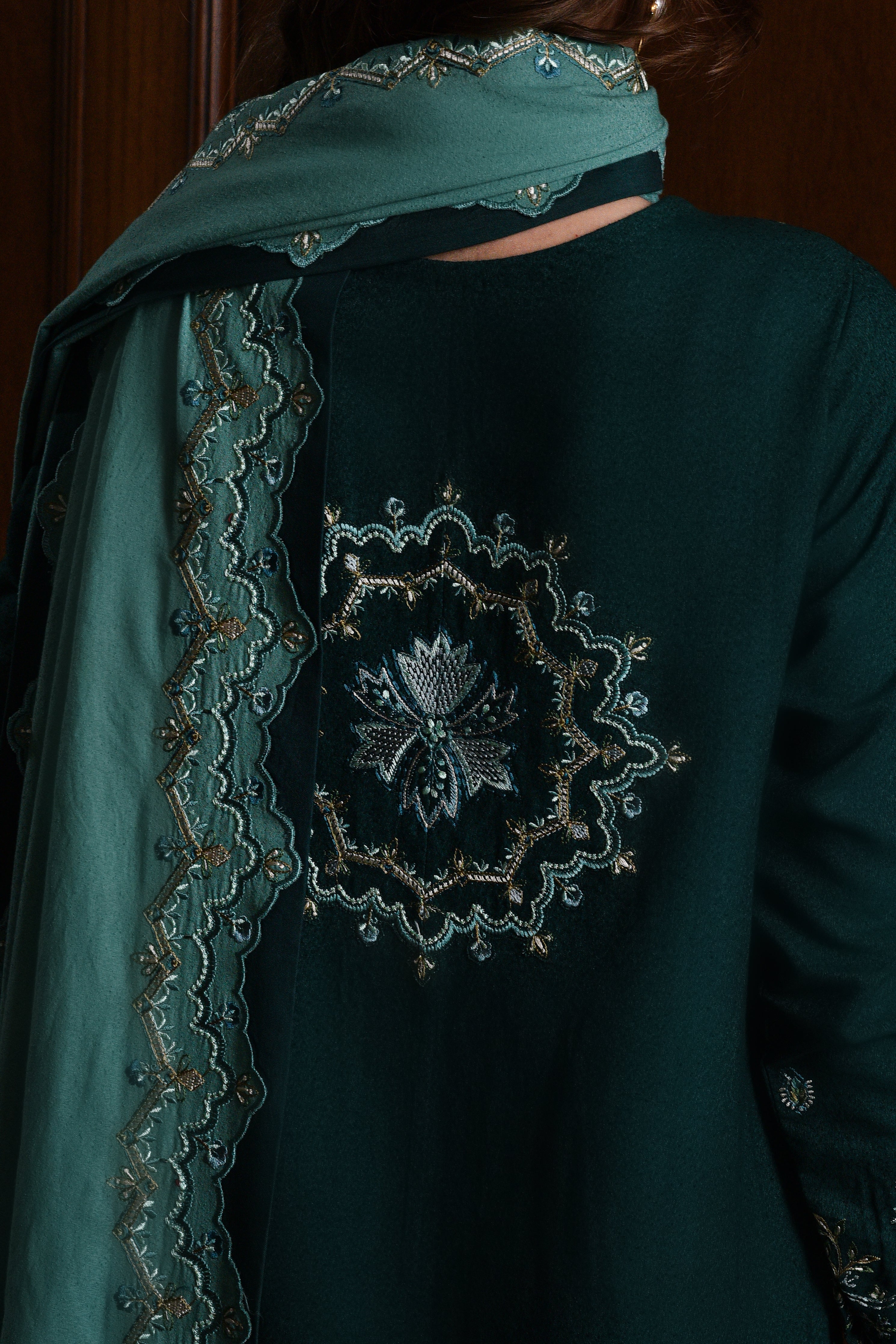 EMERALD GREEN LUXURY EMBROIDERED KARANDI SET (NEL-25623)