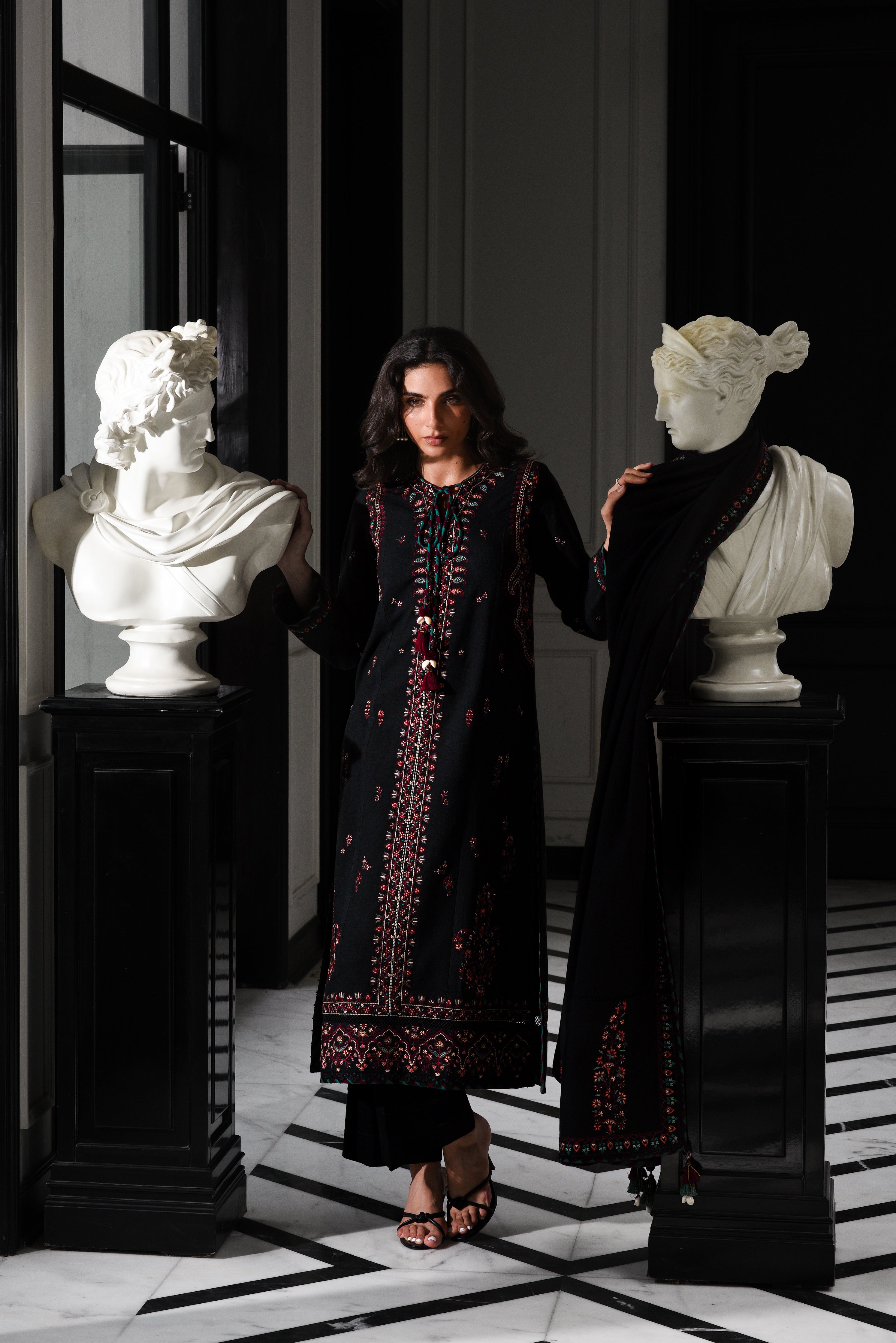 BLACK KASHMIRI LUXURY EMBROIDERED KARANDI SET (NEL-25624)
