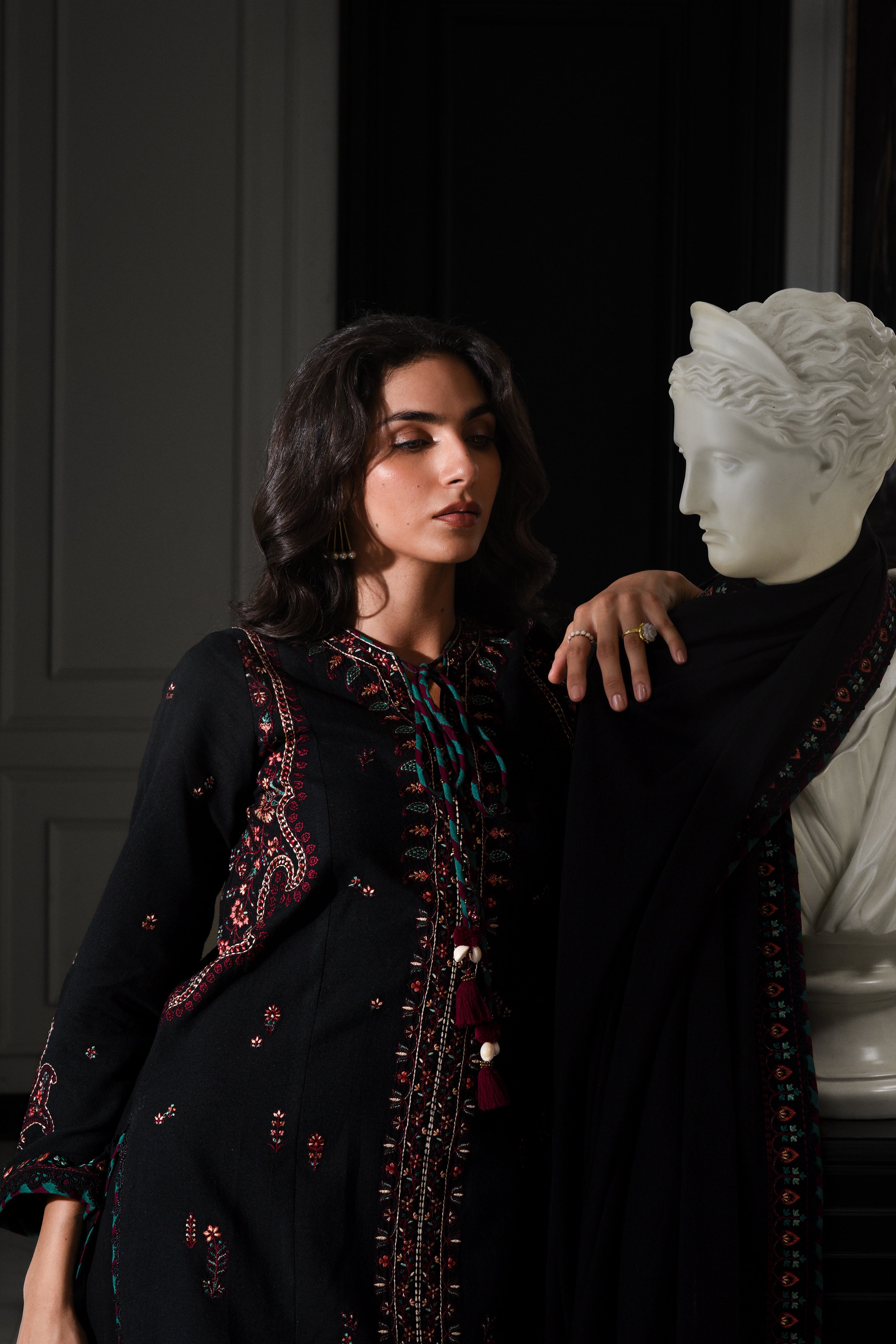 BLACK KASHMIRI LUXURY EMBROIDERED KARANDI SET (NEL-25624)