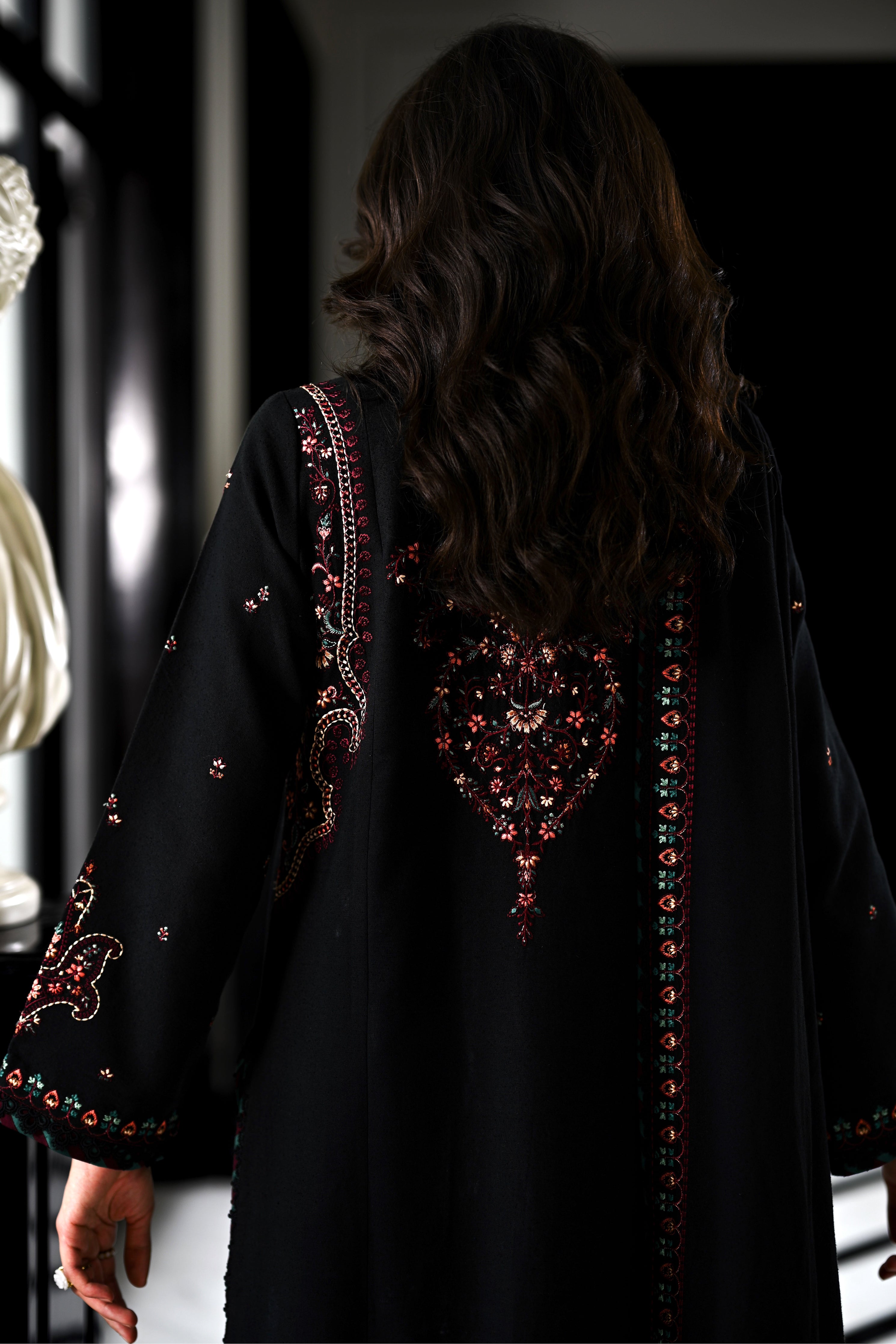 BLACK KASHMIRI LUXURY EMBROIDERED KARANDI SET (NEL-25624)