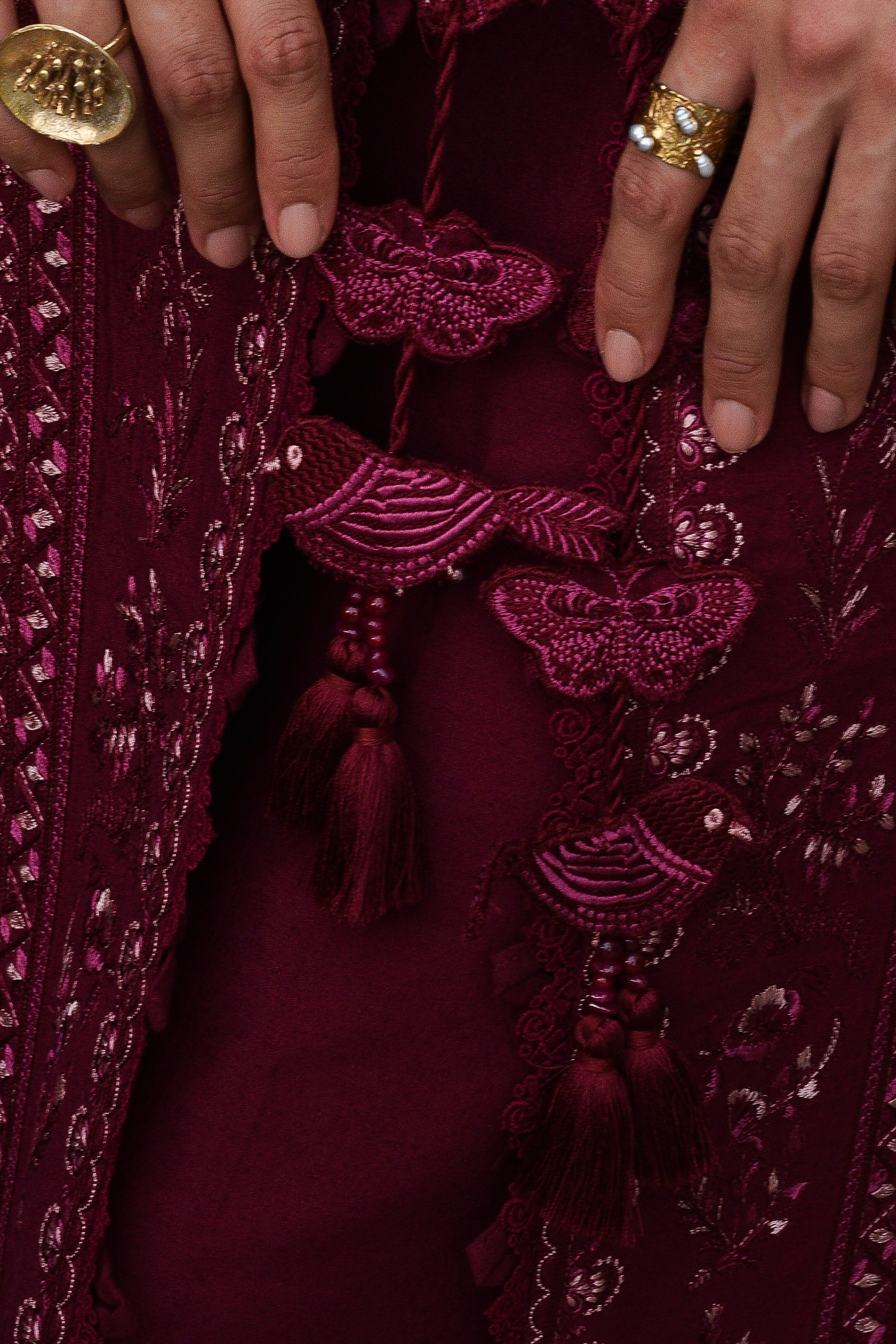 BURGUNDY LUXURY EMBROIDERED KARANDI SET (NEL-25630)