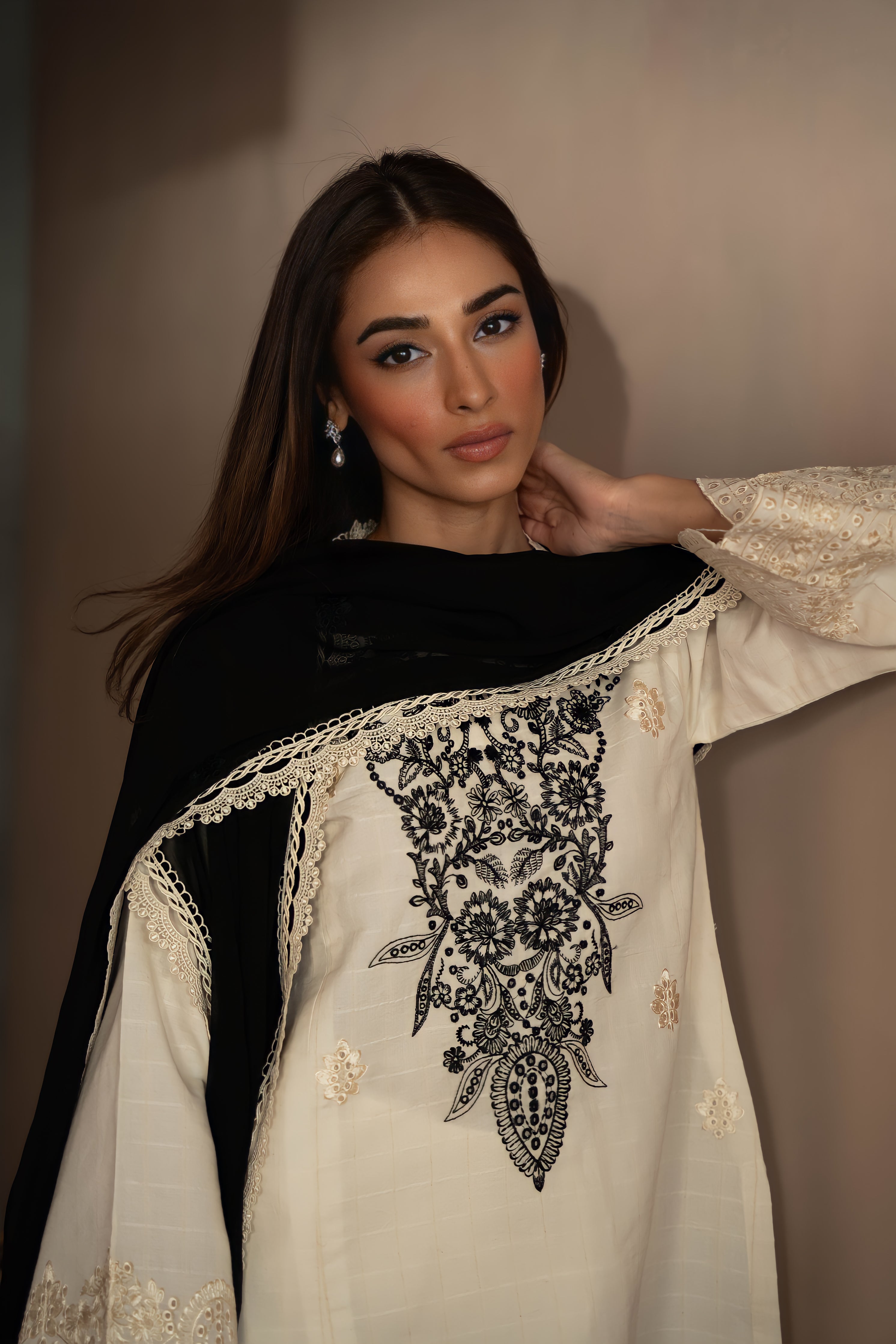 IVORY & BLACK EMBROIDERED SET (NPA3-24423)