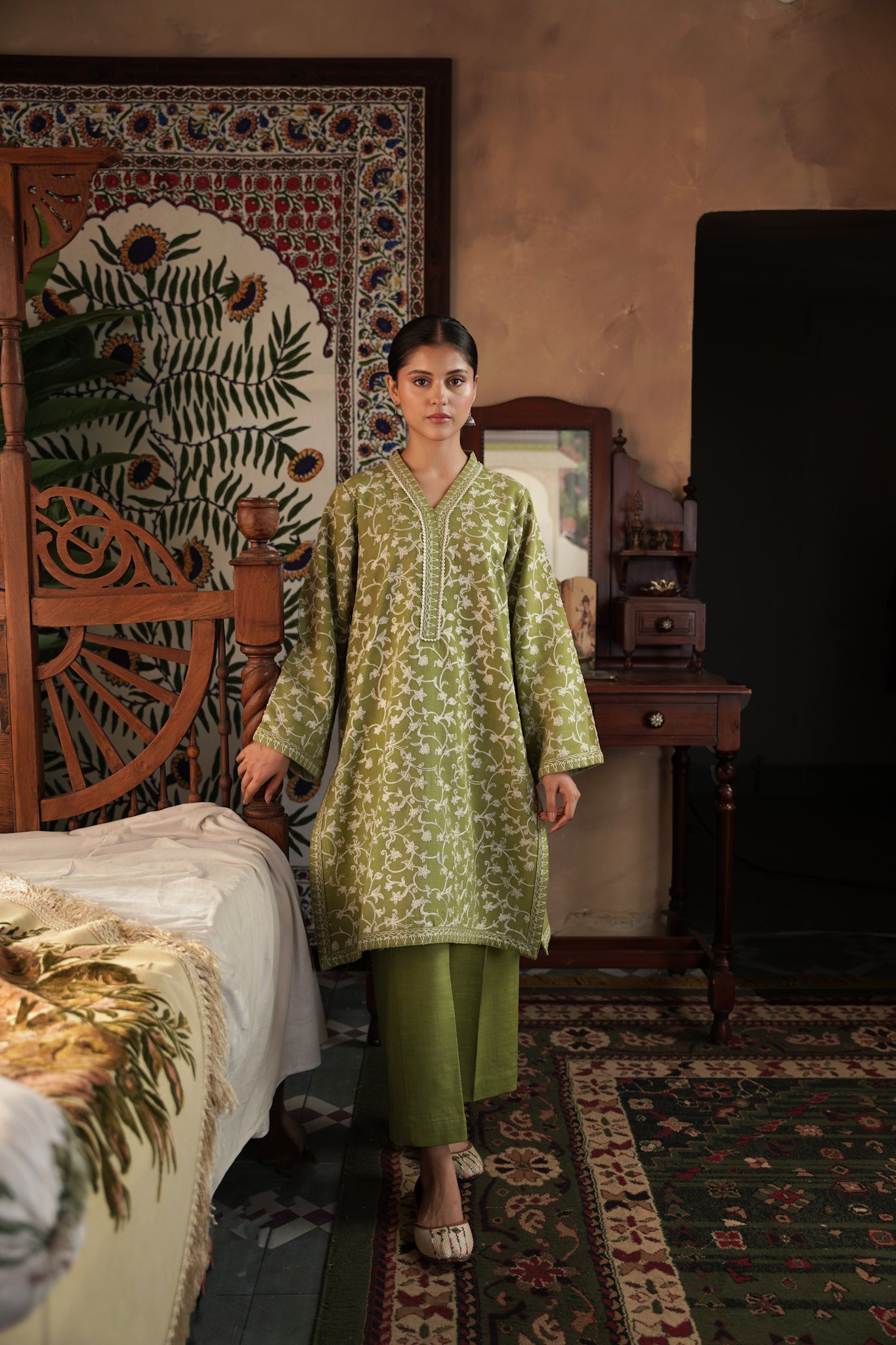 40% OFF CRESS GREEN KASHMIRI AARI TWO PIECE SET (NPA2-23331)