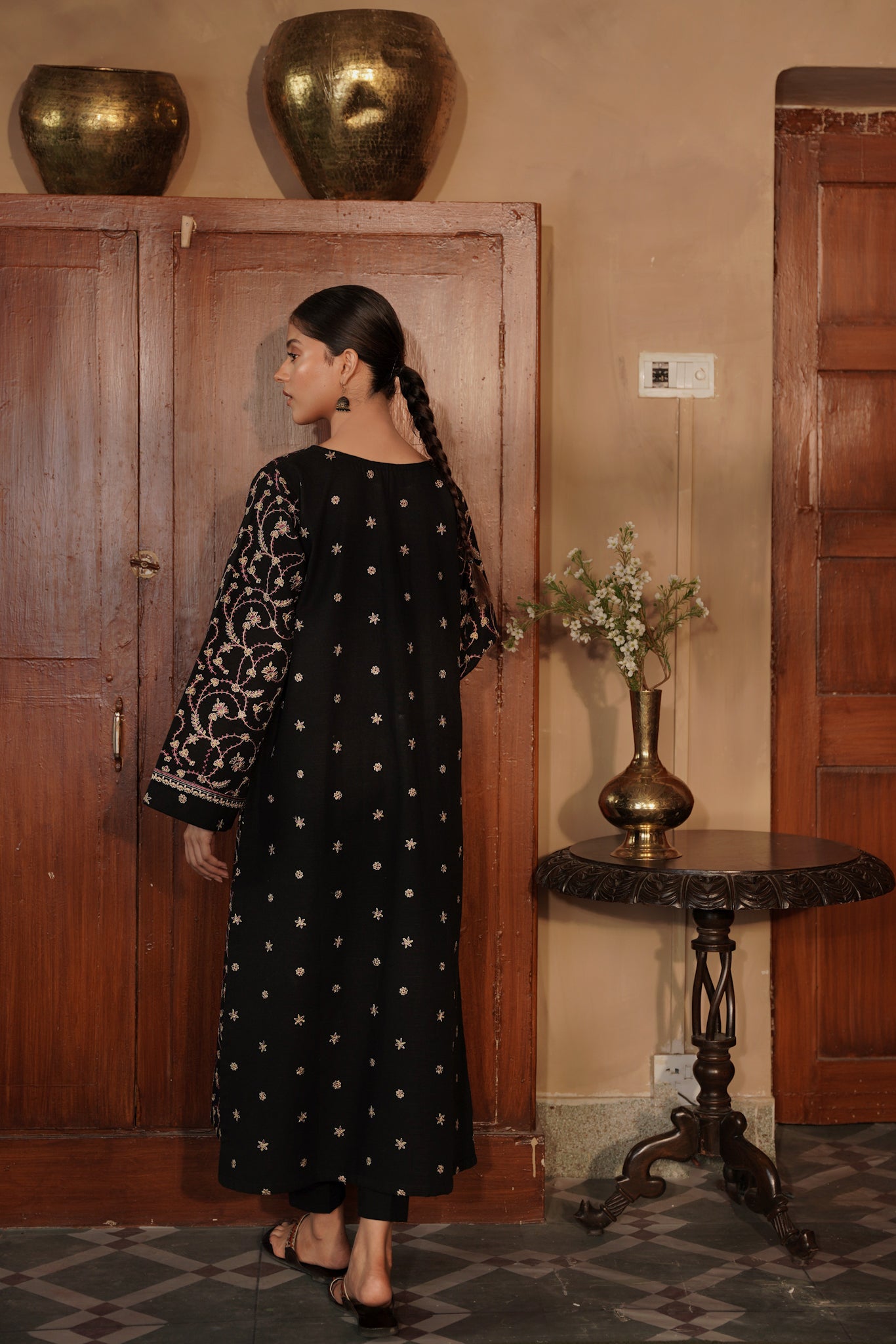 40% OFF BLACK KASHMIRI PATTERN EMBROIDERED TWO PIECE SET (NPA2-23326)