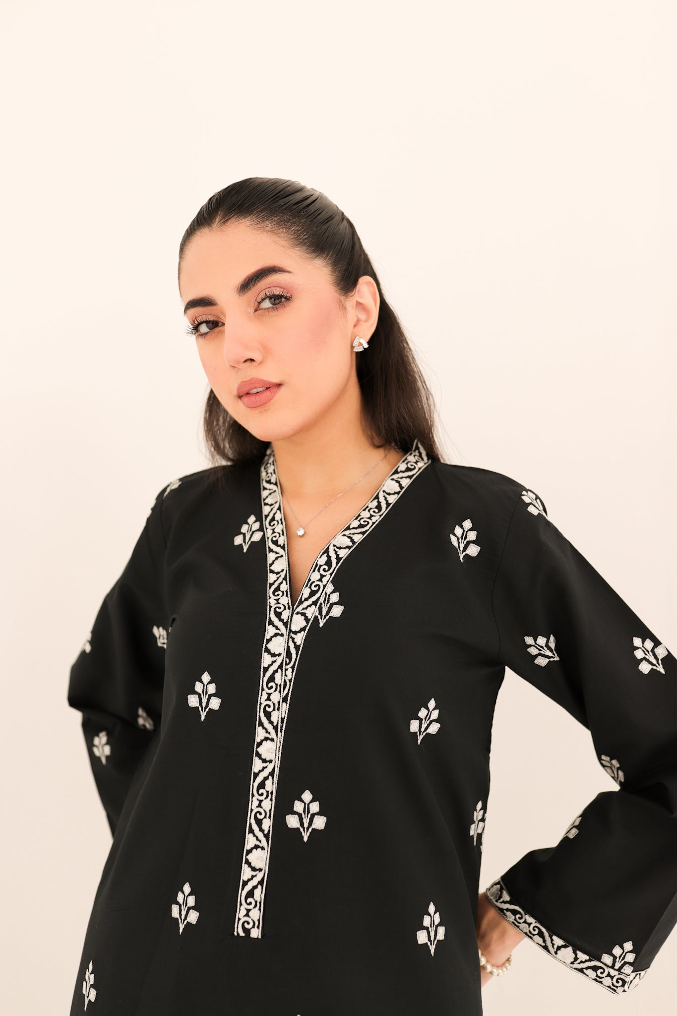 BLACK EMBROIDERED BASIC KURTA NPA1-23202